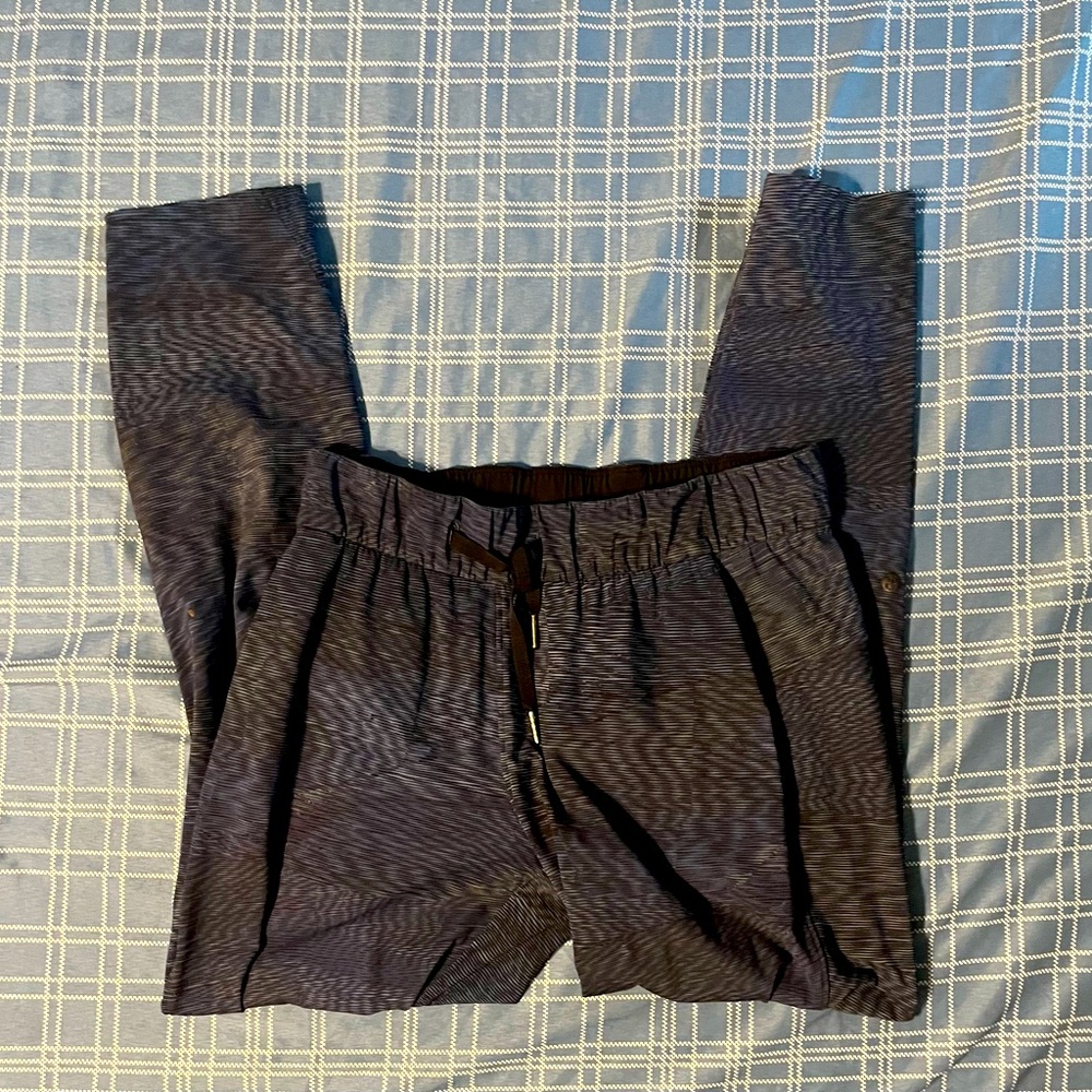 Lululemon joggers size 4 pre loved lightweight